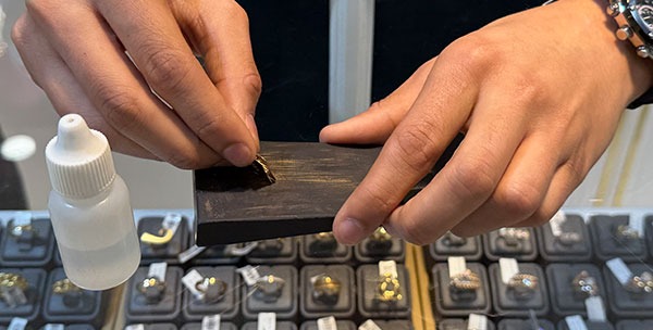 چطور بفهمیم طلاست یا بدلی؟ راهنمای تشخیص طلا و جواهر واقعی از بدل
